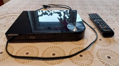 Samsung BD-F5100  Smart Blu-ray Player mit Fernbedienung - Bild 1 von 4