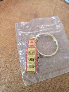 State Farm 1999 "Alimentando nuestro futuro" llavero vintage bomba de gas, logotipo cuadrado - nuevo - Imagen 1 de 2