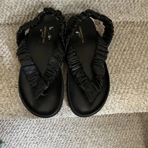 Lafayette 148 Helene flache Fersenriemen-Sandalen schwarz Leder Gr. 7 NEU - Bild 1 von 5