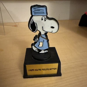 Vintage PEANUTS SNOOPY KRANKENSCHWESTER - Ich hoffe, du fühlst dich besser - AVIVA TROPHÄE STATUE - Bild 1 von 8