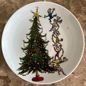 Dr. Seuss The Grinch Christmas WHOVILLE TREE DECORATING  6" Ceramic Plate - Picture 1 of 2