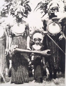 Foto de colección de la Segunda Guerra Mundial nativos de Fiji Manila hierba faldas arma - Imagen 1 de 2