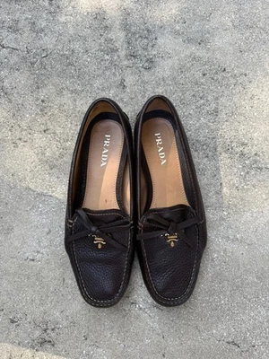 Mocasines Prada de cuero de grano cruzado marrón. Talla 7 37,5 Con lazo y detalles dorados Foto 1 de 4