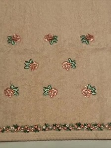 VTG  Embroidered Pink Rose Rosebuds Peach  Color 2 Hand Towels  1 Fingertip NIP - Picture 1 of 14