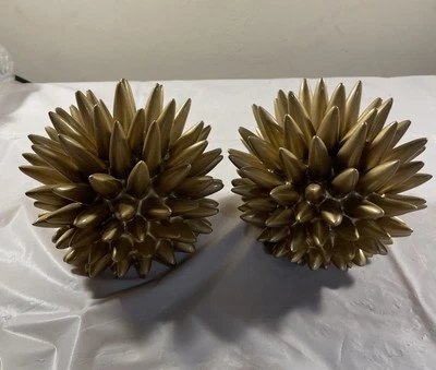 "Dos erizos de mar Nate Berkus de latón dorado puntiagudo tamaño 5,5""x4,5"" resina mediados de siglo" Foto 1 de 4