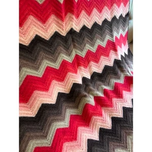 Vintage Häkel Oma Decke Chevron rot rosa braun 54x40 Schoß Überwurf Retro - Bild 1 von 4