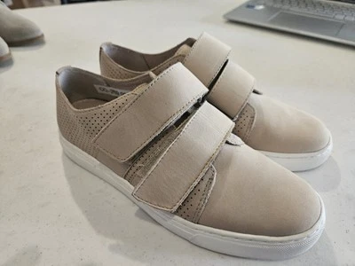 Vince Camuto TALLA 6. Zapatillas con tiras de cuero tostado.  Usado una vez en un desfile de moda Foto 1 de 4