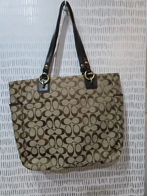 Hermosa Cartera de Mano COACH Signature Gallery Logo Cremallera Marrón F19388 Nueva con Etiquetas Foto 1 de 4