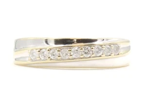 Alianza de boda de 4,8 mm de oro amarillo y blanco de 10 quilates diagonal con diamantes redondos de 0,18 quilates - Imagen 1 de 16