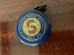 Máquina de coser Singer Century of Sewing Services 1851-1951 cinta métrica + foto - Imagen 1 de 3