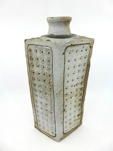 Giovanna firmata metà secolo (Priolo? ) Vaso in ceramica inciso 11,75" alto x 5,75" con - Foto 1 di 6