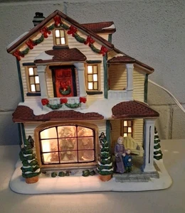 Sin marca "Casa Harper de Navidad tipo Lemax" con escena de árbol de Navidad iluminada. - Imagen 1 de 16