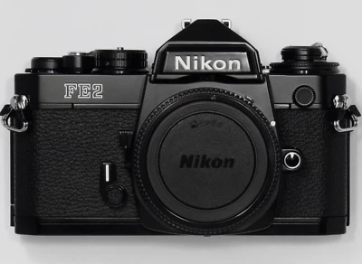 NUEVA en CAJA SIN USAR Cámara Nikon FE2 35mm Negra con Obturador Titan Somos Vendedor de EE. UU. Foto 1 de 4