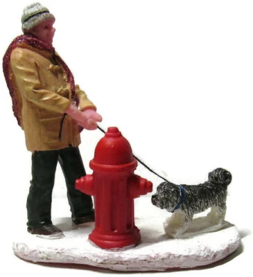 Figura Pueblo de Navidad Lemax Hombre Caminando Terrier Perro Boca de Incendios Roja Retirado Foto 1 de 4