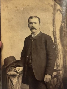 ANTIKER Taylor’s Rochester New Yorker Mann mit schönem Anzug/Schnurrbart Schrankkarte - Bild 1 von 8