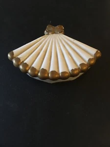 Mini caja de baratijas de cerámica vintage: ventilador blanco y dorado 3"x2" x1" - Imagen 1 de 5