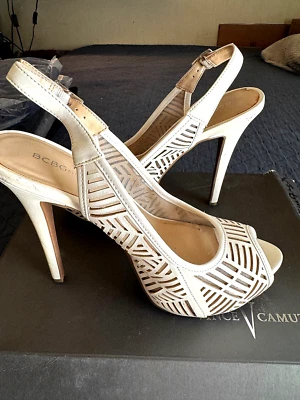 BCBGGENERATION 白色穿孔皮革高跟鞋厚底凉鞋 8M — 第 1/4 张图片