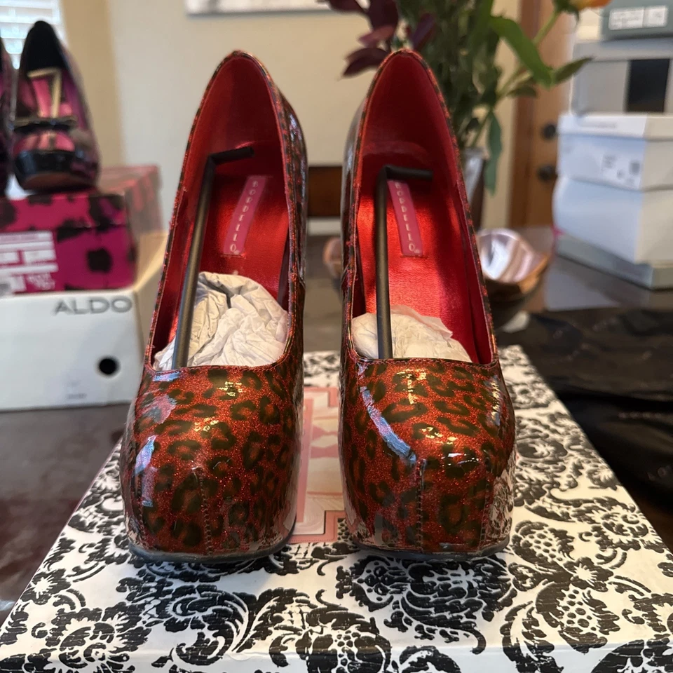 Zapatos de tacón Bordello de 5,75", plataforma de charol guepardo rojo brillante, talla 7 Foto 1 de 4