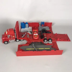 Disney Pixar Cars Mack Hauler ausklappbares Spielset Transforming Transporter - Bild 1 von 11