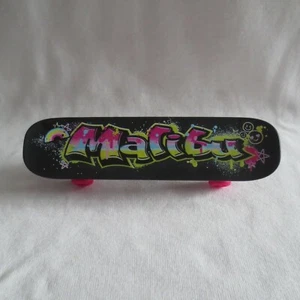 ¡NUEVO! Muñeca Barbie 2020 extra negra ""Malibú"" accesorio de patineta de graffiti - Imagen 1 de 2