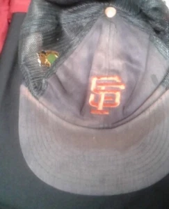 VINTAGE OFFICIAL 90s SAN FRANCISCO GIANTS CAP WITH VINTAGE 90s DUSTY BAKER PIN. - Picture 1 of 6