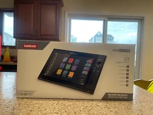 SIMRAD NSS12 EVO3S COMBO MULTI-FUNCTION CHARTPLOTTER/FISHFINDER - Picture 1 of 3