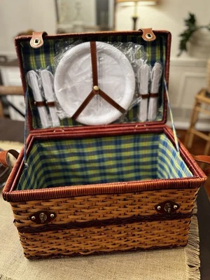 Estuche de canasta de picnic de mimbre vintage forro revestido con utensilios y platos sellados Foto 1 de 4