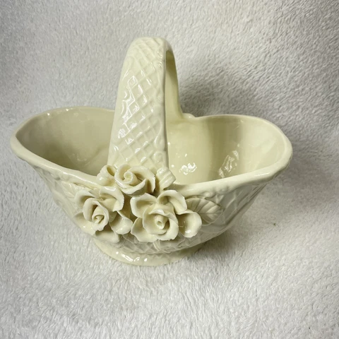 White Ceramic Basket with Codadimonte Roses and Ribbons Cover