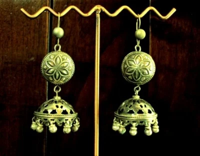 FABULOUS VINTAGE KUCHI JHUMKA NOMAD ENGRAVED CHISELED SILVER EARRINGS - Immagine 1 di 4
