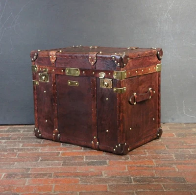 leather trunk side table in a vintage style, Hand crafted from the fines Trunk - Image 1 of 4