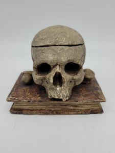 Antico Memento Mori in scatola, legno intagliato, teschio su libro - Foto 1 di 8