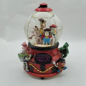 Vintage 1996 Disney Toy Story 2 Woodys Roundup Schneekugel Musik reparaturbedürftig - Bild 1 von 16