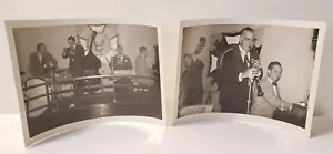 2 Fotografie Musicisti Myron Cohn VFW Show? Basso batteria clarinetto 5 x 3,5 B/N - Foto 1 di 8