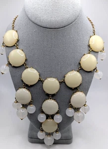 Collar Babero Baublebar Tono Dorado - Cabujón Crema - Cuentas Blancas En muy buena condición - Imagen 1 de 8