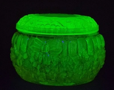 Caja de vidrio vaselina uranio estilo flores Art Deco joyero de vidrio amarillo Foto 1 de 2