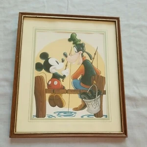 Impresión enmarcada de Mickey Mouse y Plutón de colección con marco de madera 12,5 x 10,5" - Imagen 1 de 12