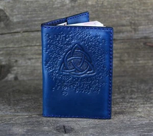 Funda de pasaporte de cuero con triquetra, accesorios vikingos, soporte de identificación azul. - Imagen 1 de 7