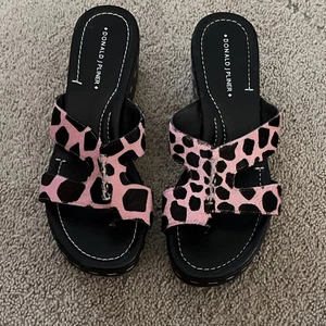 Donald Pliner RARE Pink Animal Print Sz 7.5 Wedge Sandal Shoe Women NOT WORN - Picture 1 of 5