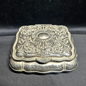 Vintage versilberte Schmuckschatulle verzierte erhabene Designs rot Samt gefüttert - Bild 1 von 5