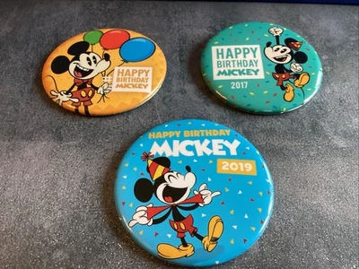 Botones de Mickey feliz cumpleaños de los parques de Disney 2016 2017 y 2019 3 diferentes - Lote #310 Foto 1 de 4