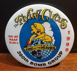 380th Bomb Group Flying Circus WWII Reunion Button 1999 King of the Heavies RAAF - Bild 1 von 2