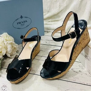 Sandali Prada calzature donna zeppa sughero vernice slingback nuovi con etichette EUR 41 11 USA - Foto 1 di 10