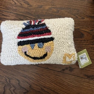 NUEVO CON ETIQUETAS Chandler 4 Esquinas Emoji En Nieve Sombrero 8" x 12" Lana Enganchada Almohada - Imagen 1 de 6