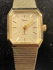 Vintage Timex Women's Luxury Gold Tone Signed Wrist Watch Flexible Band Quartz - Foto 1 di 6