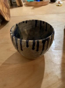 Vintage signierte Studiokeramik, rustikal und rau, blaue Streifen, 3,5” T. 4,5”d. - Bild 1 von 5