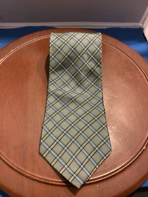 Corbata para hombre Van Heusen a rayas verdes 100 % seda hecha en Costa Rica Foto 1 de 4