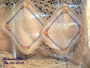 JUEGO ANTIGUO DE COLECCIÓN AÑOS 30 2# DOILIES FRANCESES LINO FLORAL BORDADO A MANO/CROCHET - Imagen 1 de 2