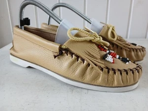 Minnetonka Zapatos Mujer 8 Thunderbird Mocasines Arco Planos Cuentas Beige Cuero - Imagen 1 de 7