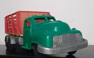 Camión de estacas de plástico de doble eje de doble rueda vintage, cabina verde de 15", caja roja Foto 1 de 4
