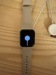 Apple Watch SE (2nd Gen A2722) 41mm GPS Alluminio - Foto 1 di 5
